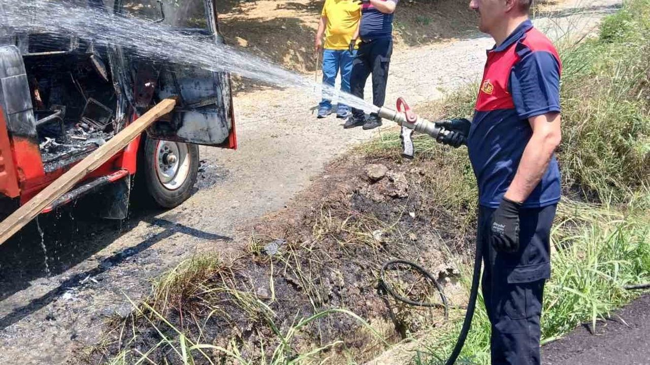 Alaplı'da seyir halindeki kereste yüklü kamyonet yandı