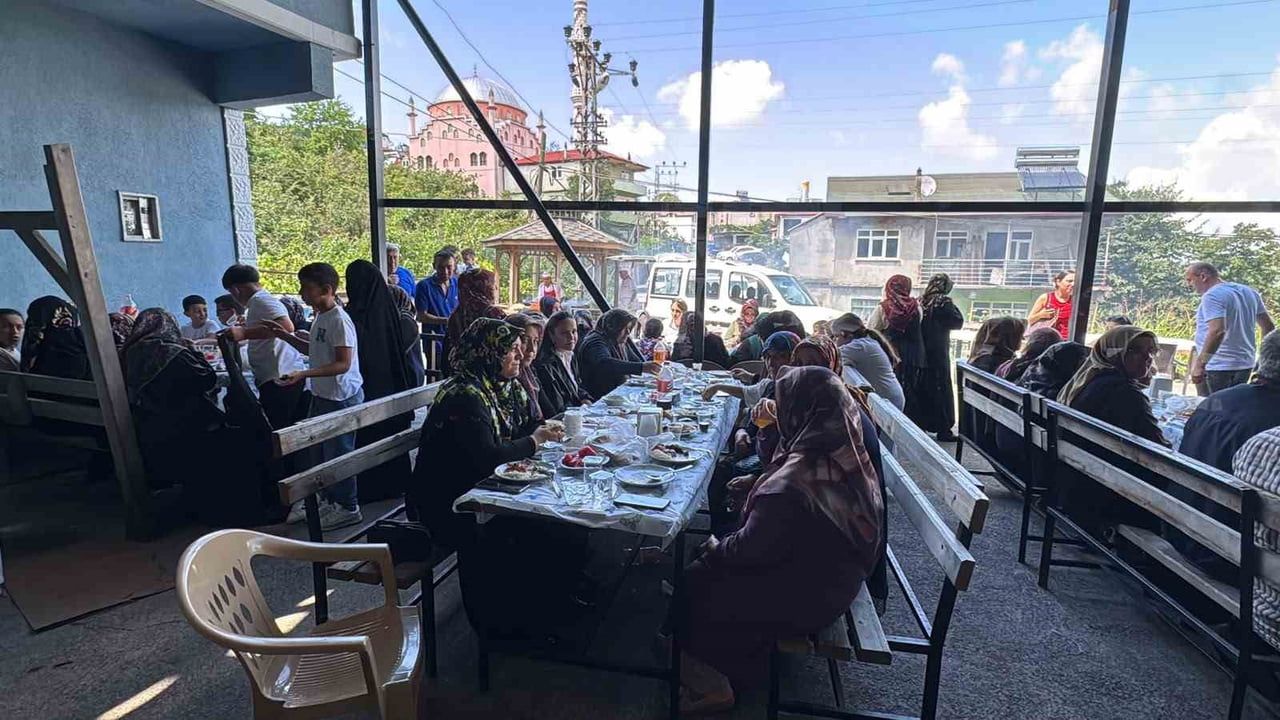 Alaplı’da yüzyıllık dayanışma geleneği: kadınlar davul zurna eşliğinde karşılanıyor