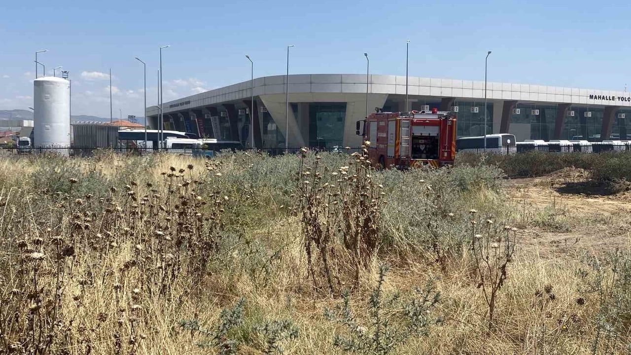 Alaşehir’de ot yangını otogara ve LNG tankına kadar ulaştı