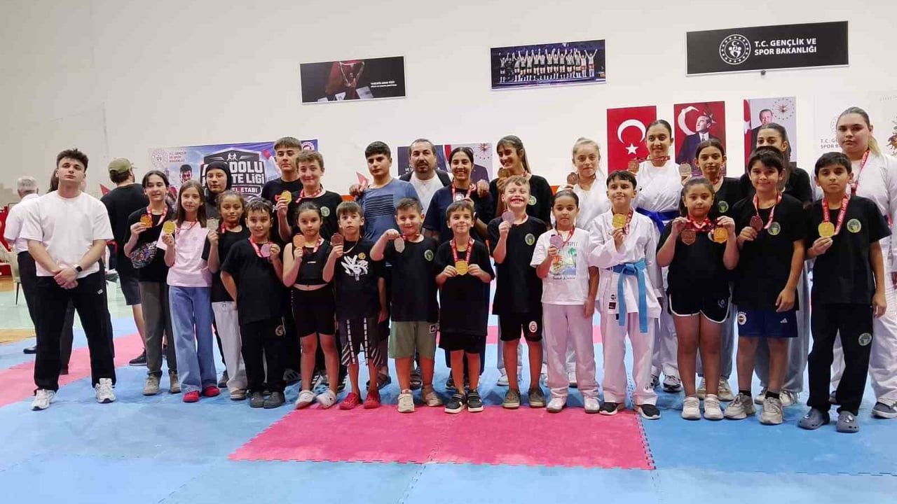 Alaşehirli karateciler İzmir'de 27 madalya ile üçüncü oldu