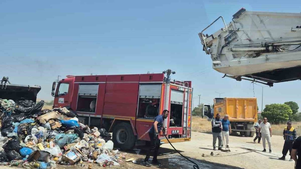 Alevler yola çıkmadan söndürüldü: Tuşba'da çöp kamyonu yangını