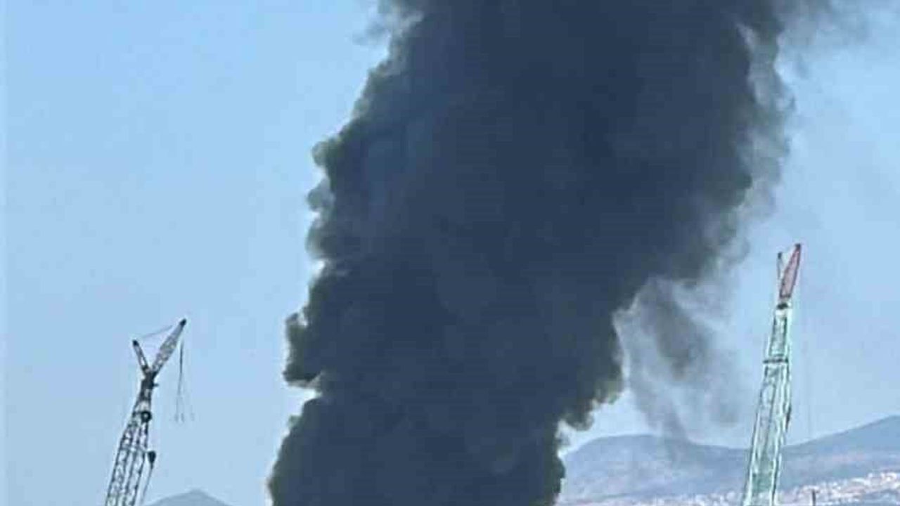Aliağa'da gemiye dönüştürülen yakıt tankerinde yangın kontrol altına alındı
