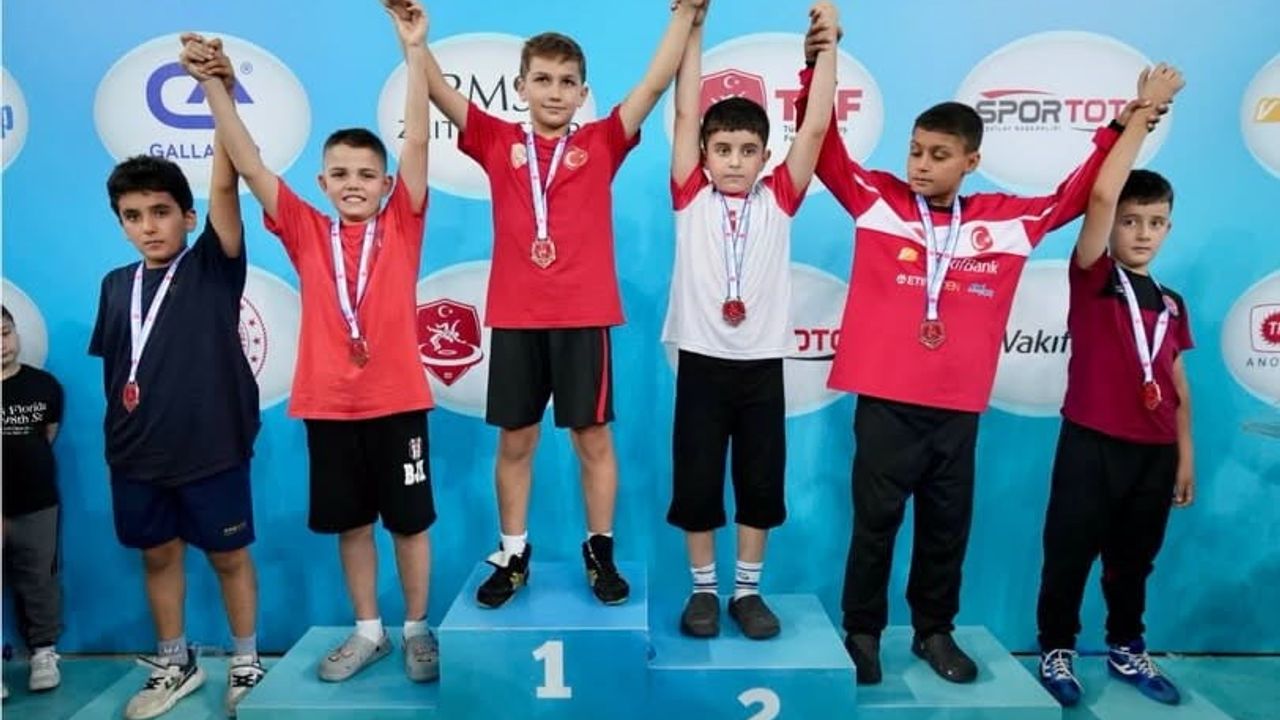 Aliağa'nın minik güreşçileri Ankara'dan iki Türkiye derecesiyle döndü