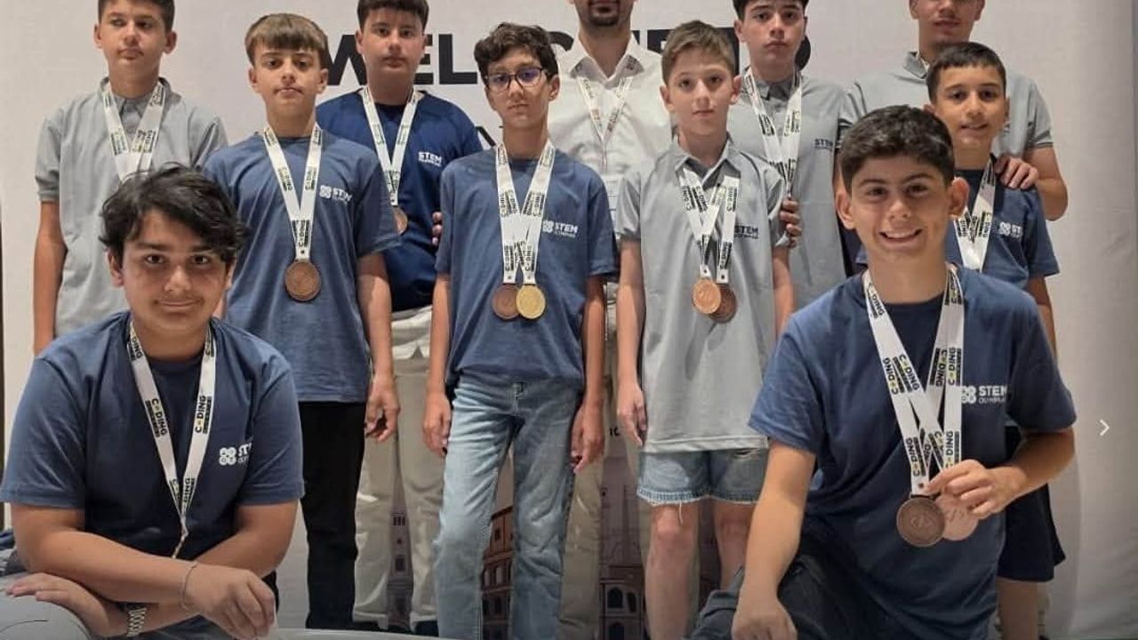 Aliağalı öğrenciler İtalya’daki kodlama olimpiyatından 17 dereceyle döndü
