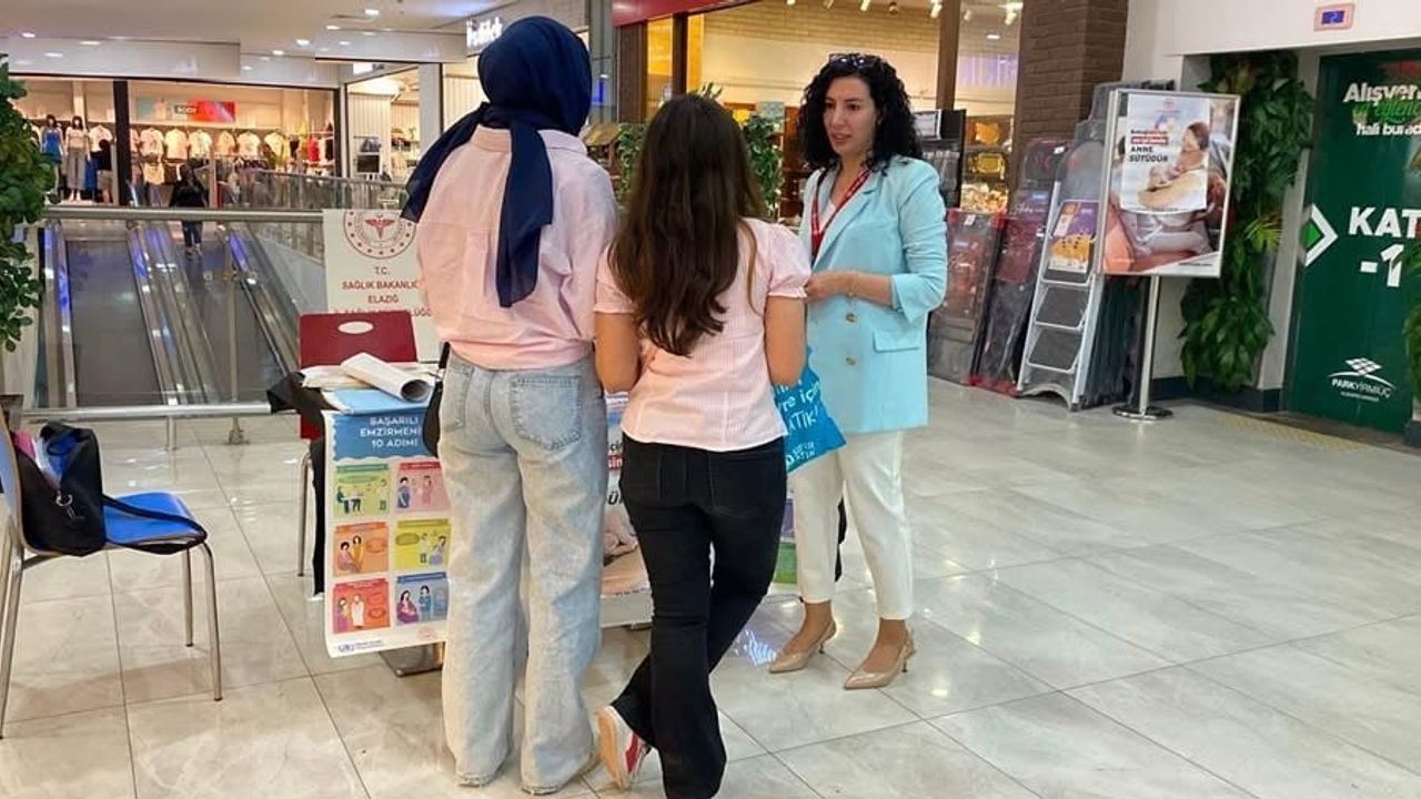 alışveriş merkezinde anne sütü için farkındalık standı kuruldu