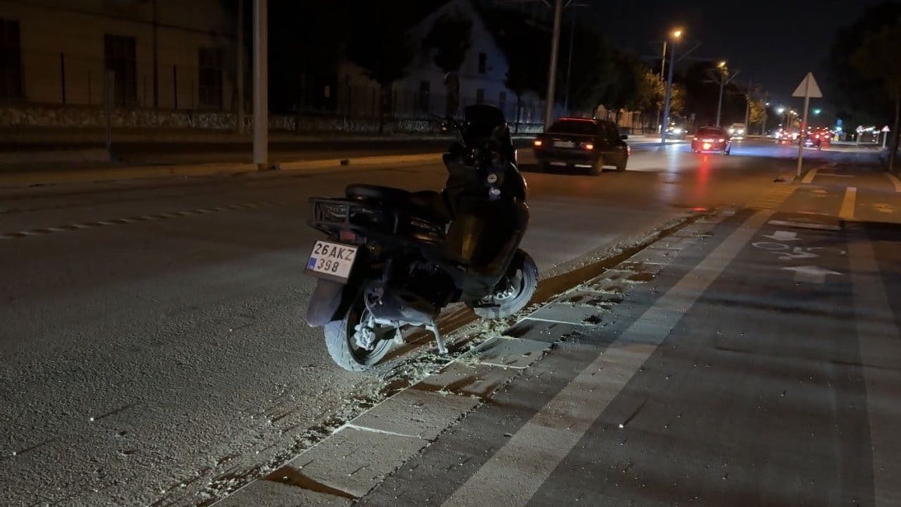 Alkollü sürücünün devrilen motosikleti 2'si çocuk 3 kişiyi yaraladı