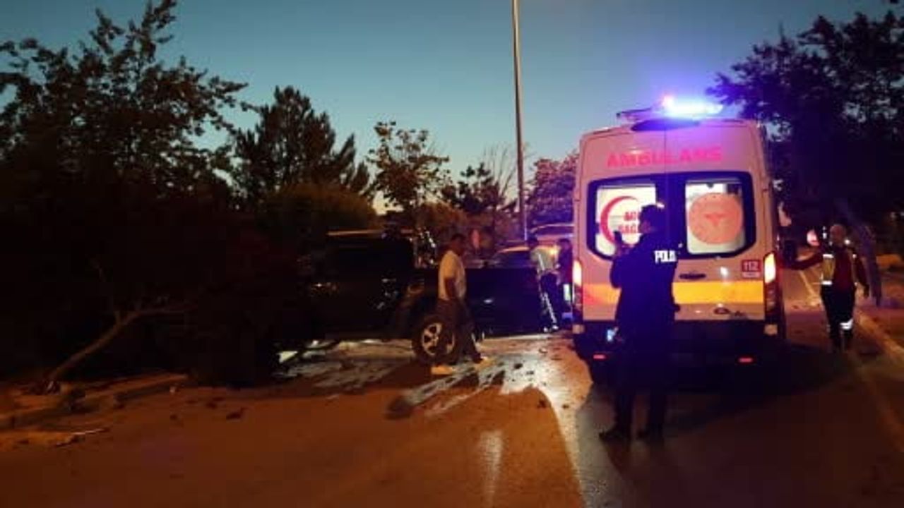 Alkollü ve ehliyetsiz sürücü üniversite duvarına çarptı: 1 yaralı
