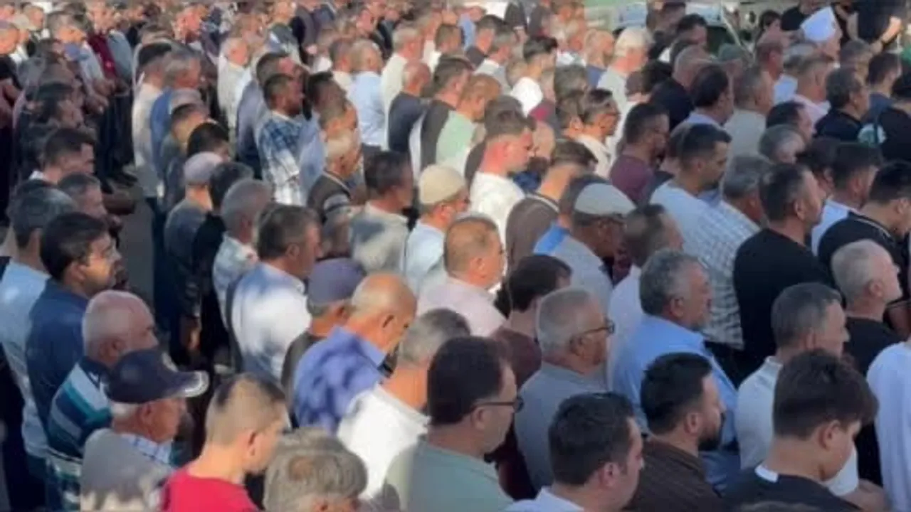 Almanya'dan memleketlerine giderken kazada ölen 3 kişi son yolculuğuna uğurlandı
