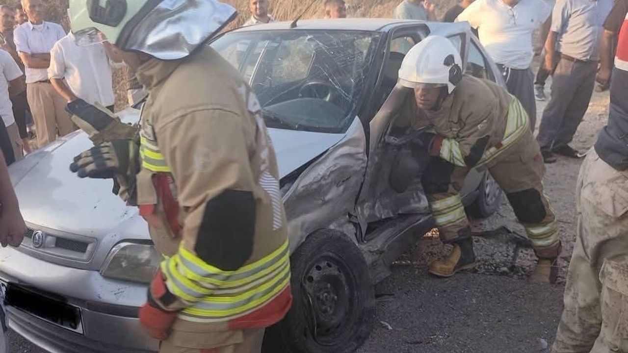Altınözü trafiğinde iki aracın çarpışması: 6 yaralı
