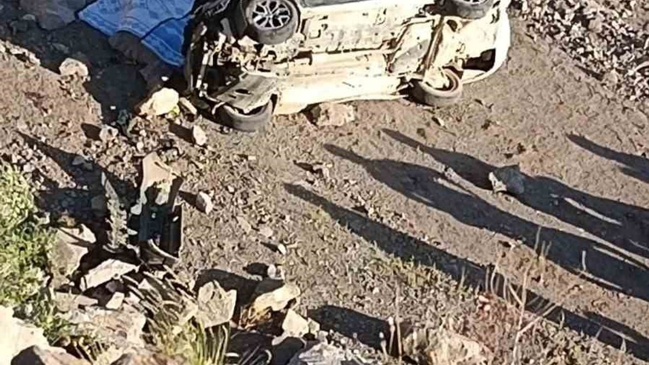 Alucra kara yolunda virajı alamayan araç dere yatağına yuvarlandı: aynı aileden üç kişi hayatını kaybetti