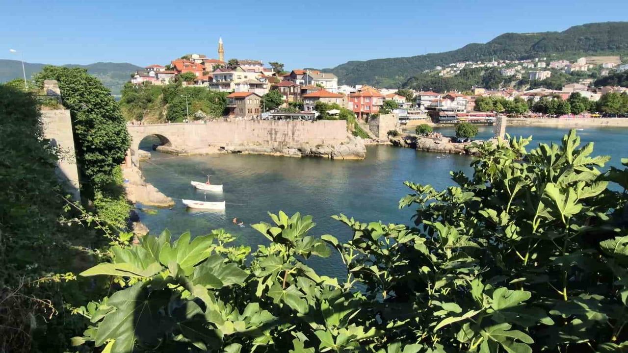 Amasra üç günde nüfusunun 16 katı ziyaretçiyi ağırladı