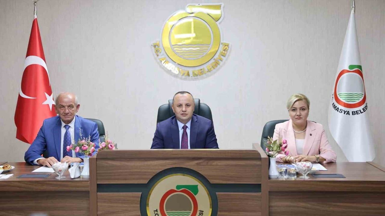 Amasya belediye başkanı Turgay Sevindi ve 17 meclis üyesi CHP'den ayrıldı