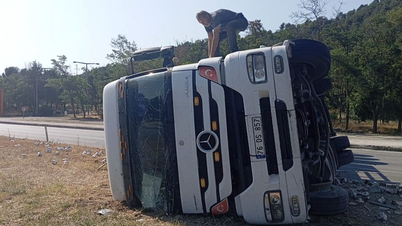 Amasya’da elektronik eşya yüklü tır devrildi