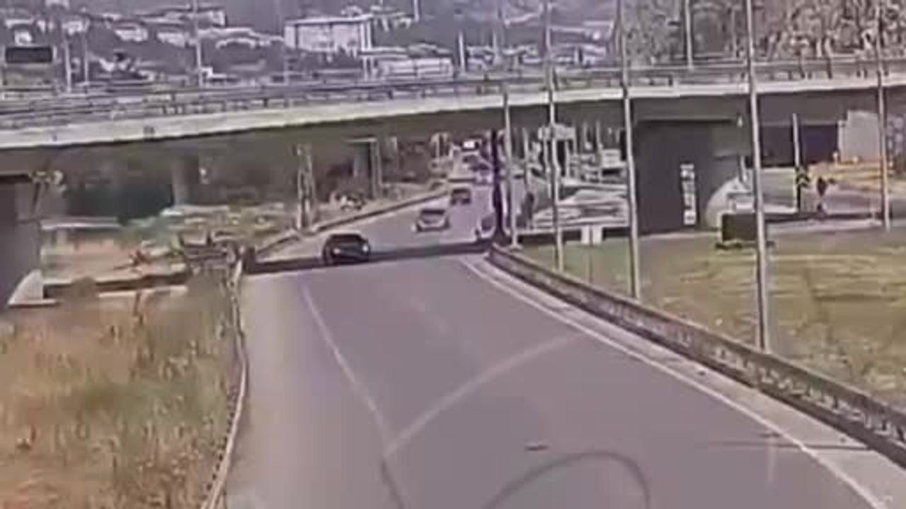 Amasya'da kaçırılan kavşağa geri manevra yapan araca arkadan çarpma: 4 yaralı