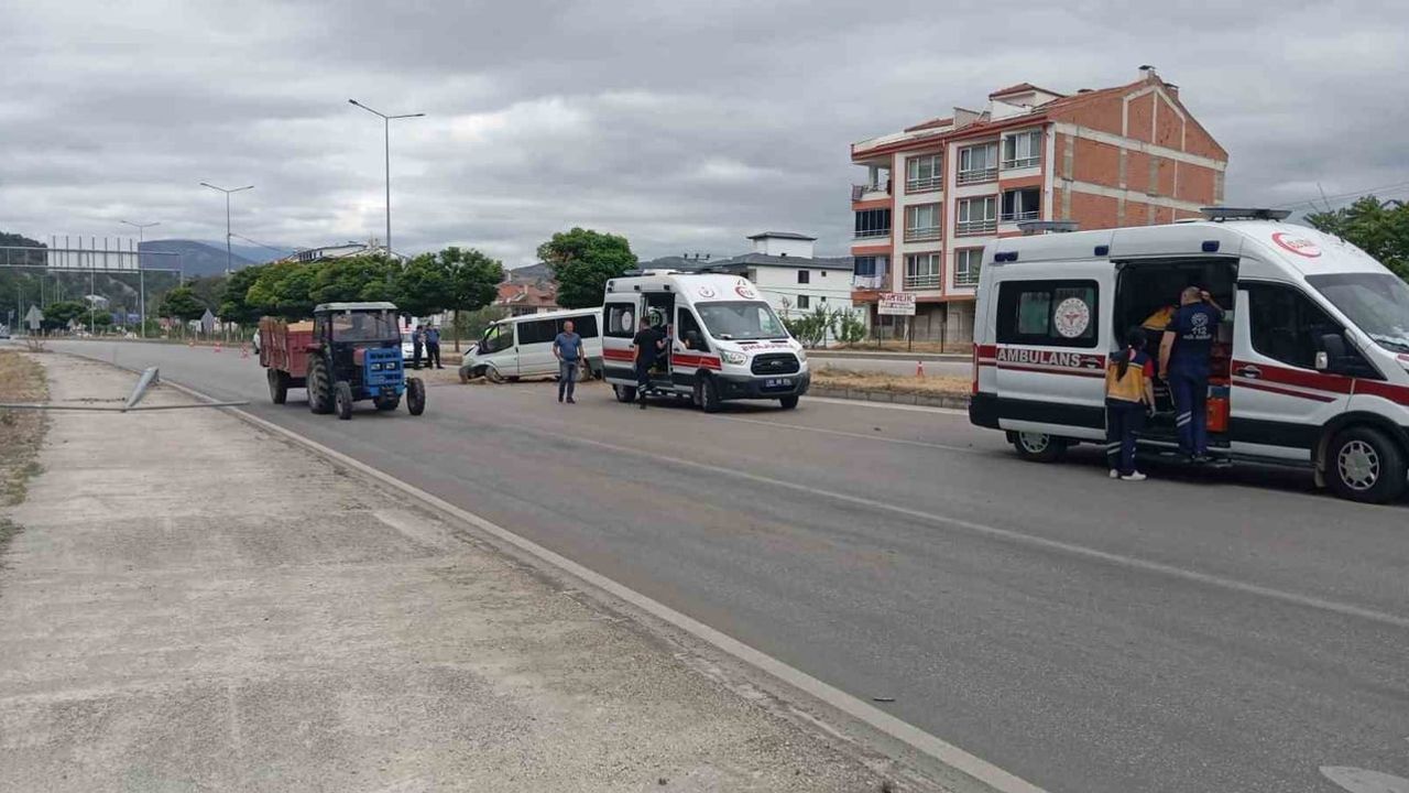 Amasya'da minibüs refüjdeki ağaç ve direğe çarptı: 4 yaralı