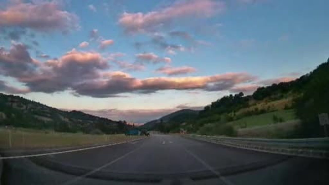 Amasya’da önüne aniden traktör çıkan sürücü kılpayı kurtuldu