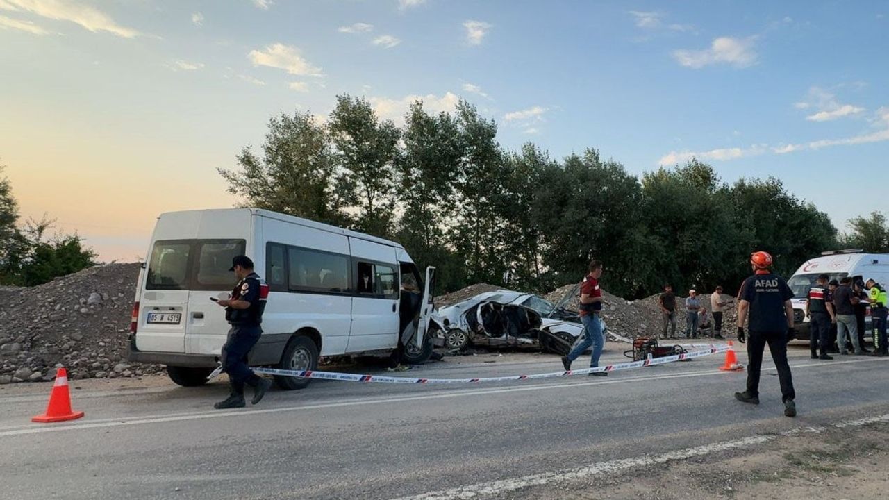 Amasya'da otomobil ile minibüs çarpıştı: 1 ölü, 3 yaralı
