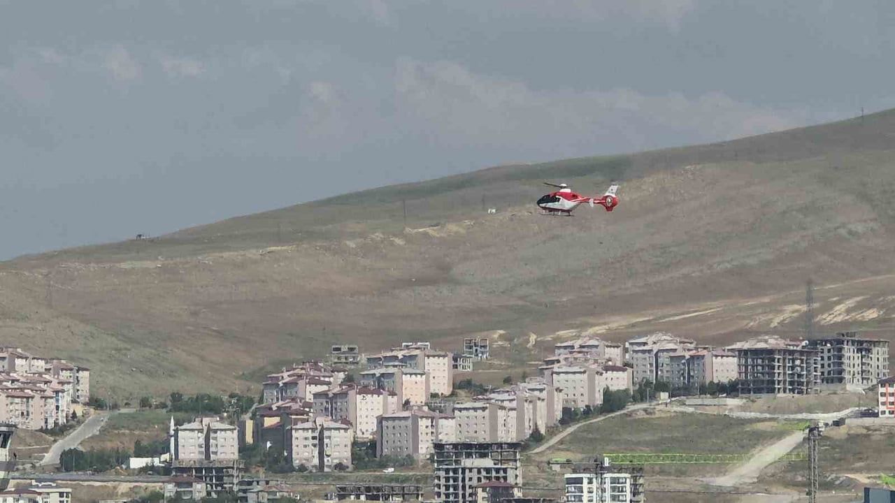 Ambulans helikopterle 81 yaşındaki hasta Van'a sevk edildi