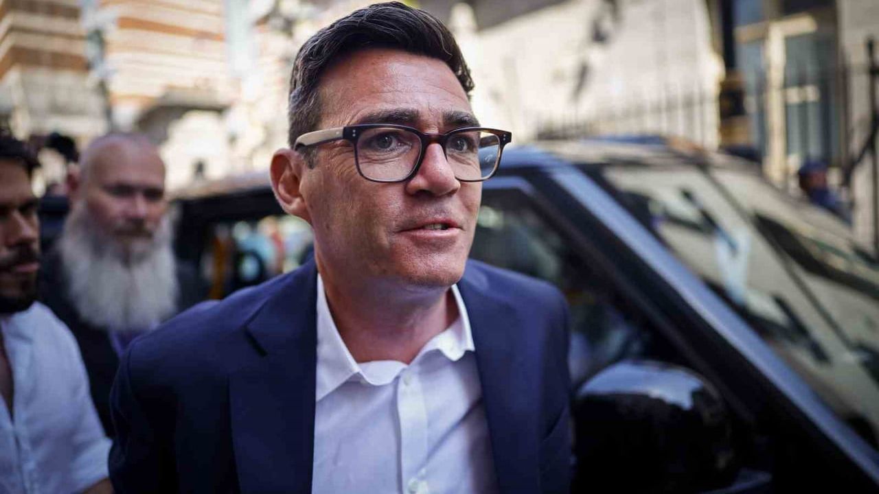 Andy Burnham İşçi Partisi'nin liderliğine bir adım daha yakın