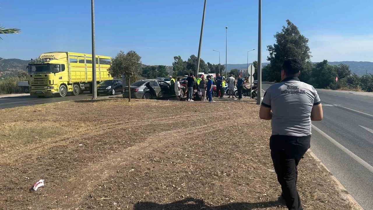 Ani fren zinciri: Efeler’de savrulan otomobil aydınlatma direğine çarptı
