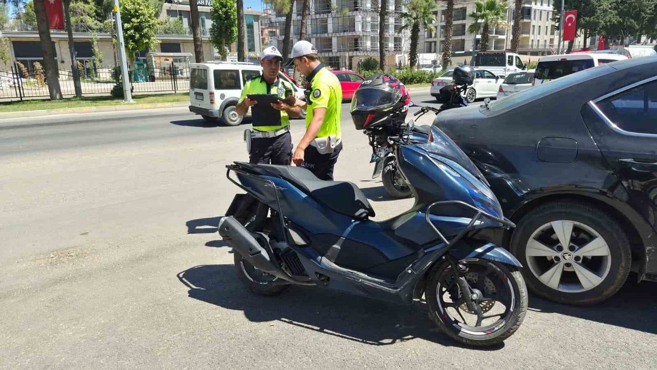 Ani frenle kaçınma manevrası motosikleti devirdi: iki kişi yaralandı