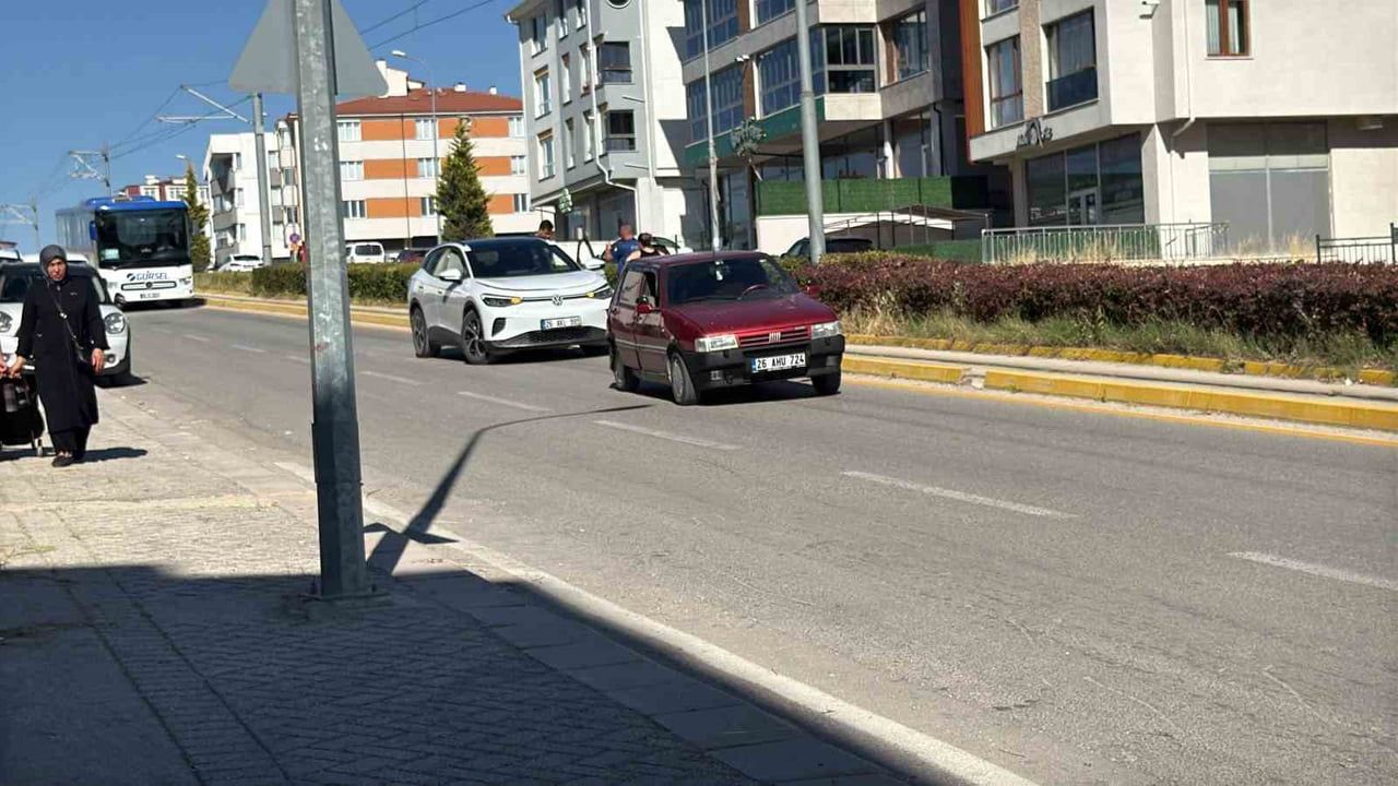 Ani manevra yapan sürücü yoluna devam etti, arkadaki araçlar kaza yaptı