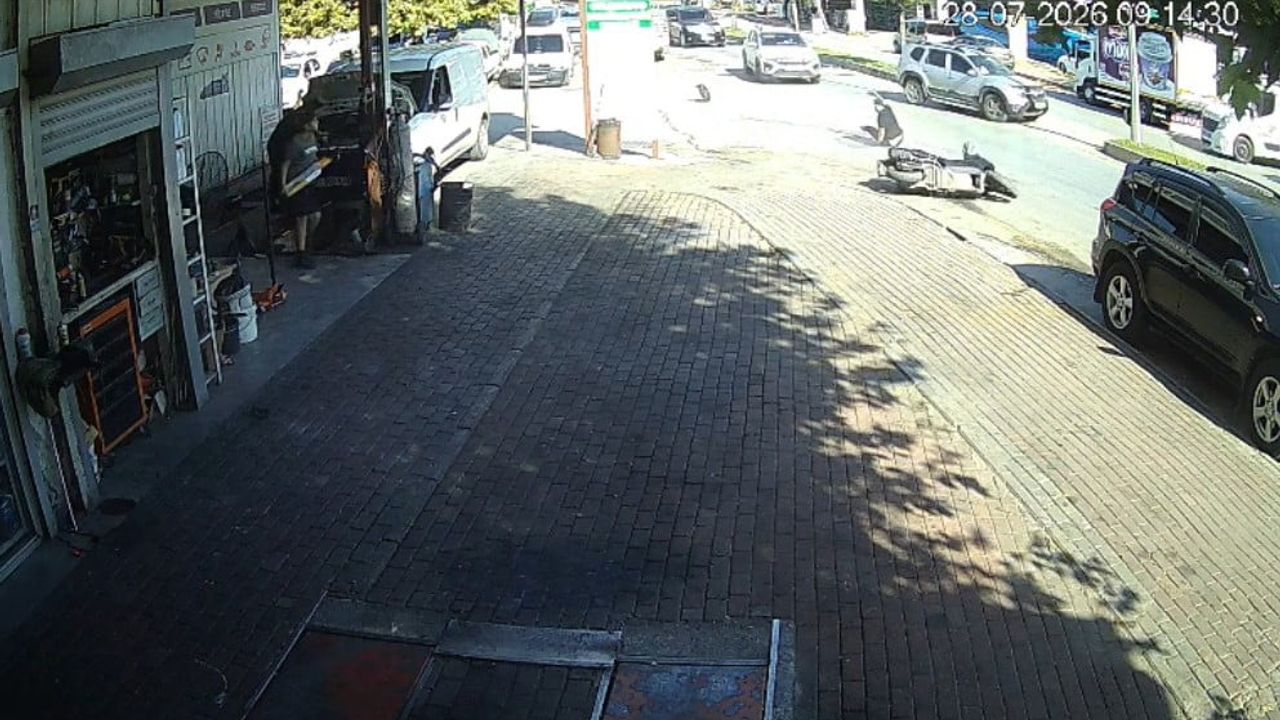 Ani şerit değişimi motosikleti park halindeki aracın altına sürükledi