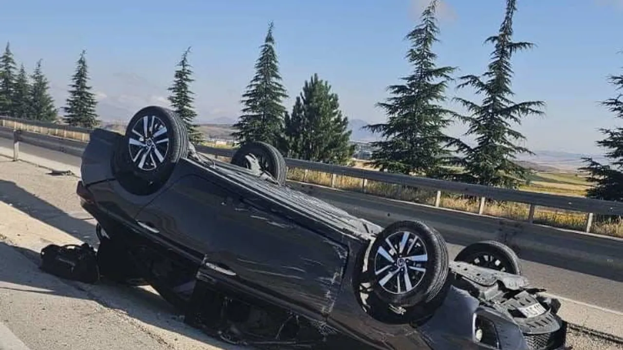 Anıtkaya yakınlarında kontrolden çıkan otomobil refüje devrildi: beşi çocuk 8 yaralı