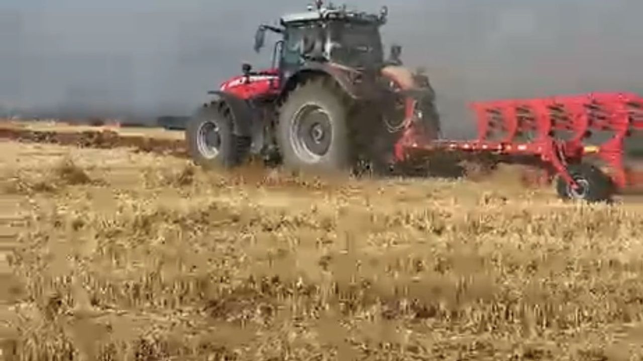 Anız yangını Eskişehir'de traktör ve itfaiye işbirliğiyle kısa sürede kontrol altına alındı