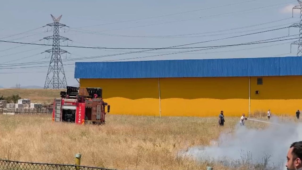 Anız yangınında zamanında müdahale dükkanları korudu