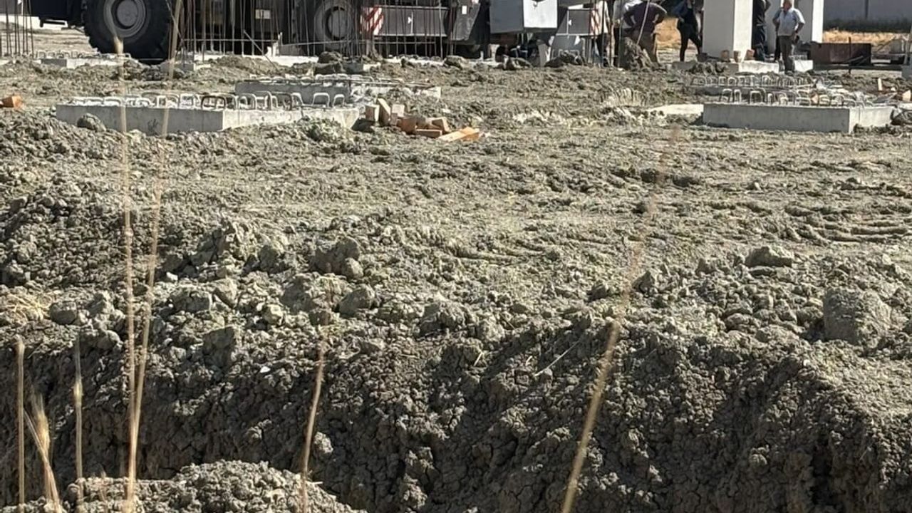 Ankara Akyurt’ta bağlantı pimi kopan beton kolon vinç kabinine düştü, operatör saniyelerle kurtuldu