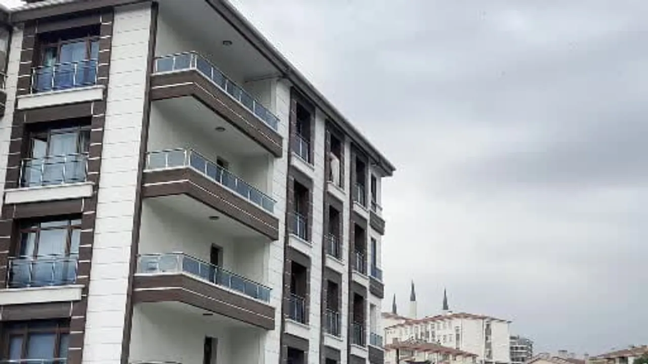Ankara'da 4. katta intihara kalkışan şahsı polis ekibi ikna etti