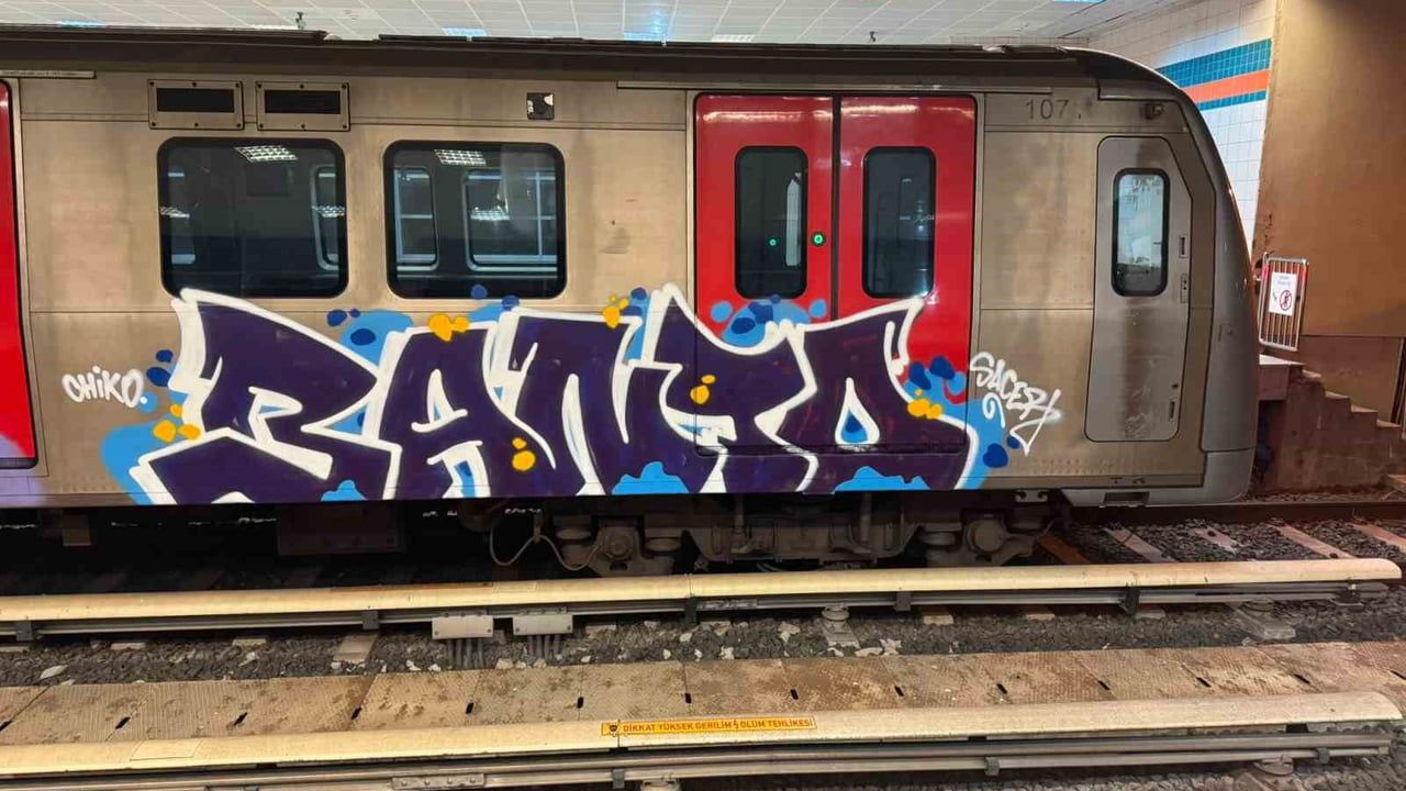 Ankara'da gece metro vagonlarına izinsiz grafiti