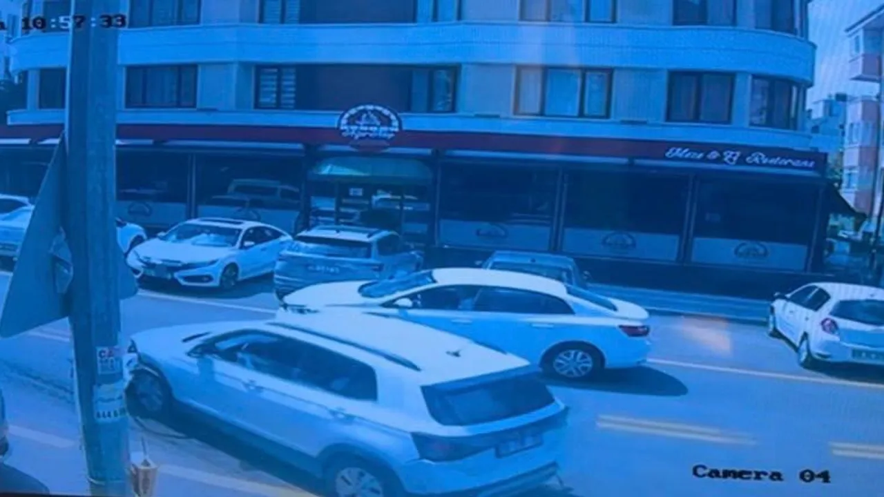 Ankara'da kontrolünü kaybeden sürücü park halindeki 7 araca çarptı