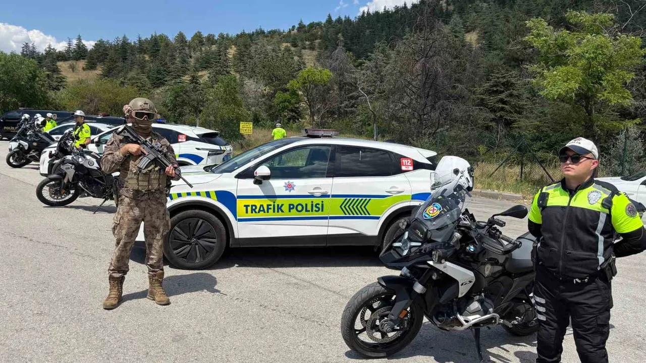 Ankara'da NATO zirvesi öncesi atlı polis devriye ve yol kontrolleri
