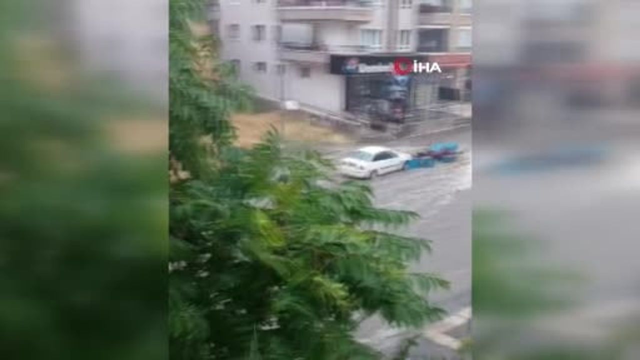 Ankara'da sağanak sele dönüştü: kurye motosikletleri metrelerce sürüklendi