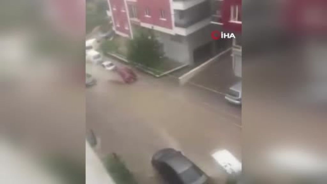 Ankara'da yağmur anı kamerada: araçlar sürüklendi, yol çöktü