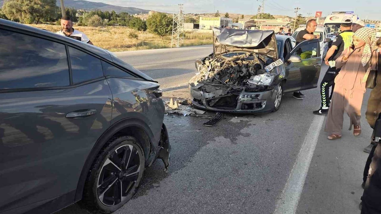 Ankara'da zincirleme kazada 5 araç birbirine girdi: 5 yaralı