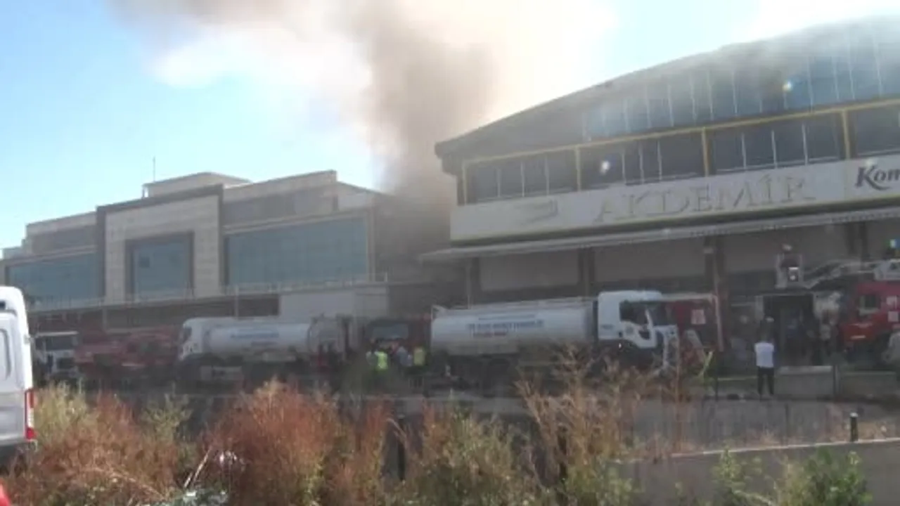 Ankara'nın Yenimahalle ilçesinde fabrikanın çatısında çıkan yangın söndürüldü