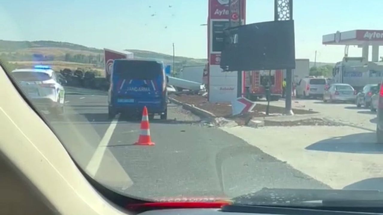 Ankara yolunda tır akaryakıt istasyonuna çarptı, iki kişi yaralandı