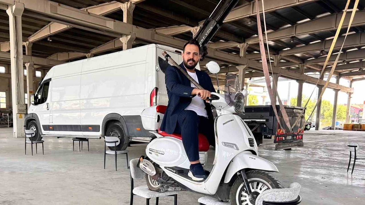 Ankaralı ustanın sandalyesi 2,5 tonluk minibüsü kaldırdı