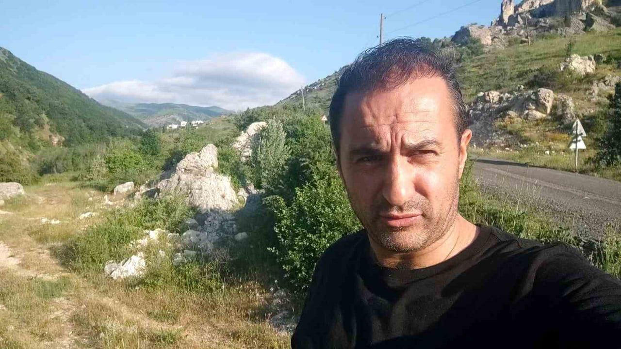 Anne ayı ve 3 yavrusu Sivas'ın Zara ilçesinde arazide görüntülendi