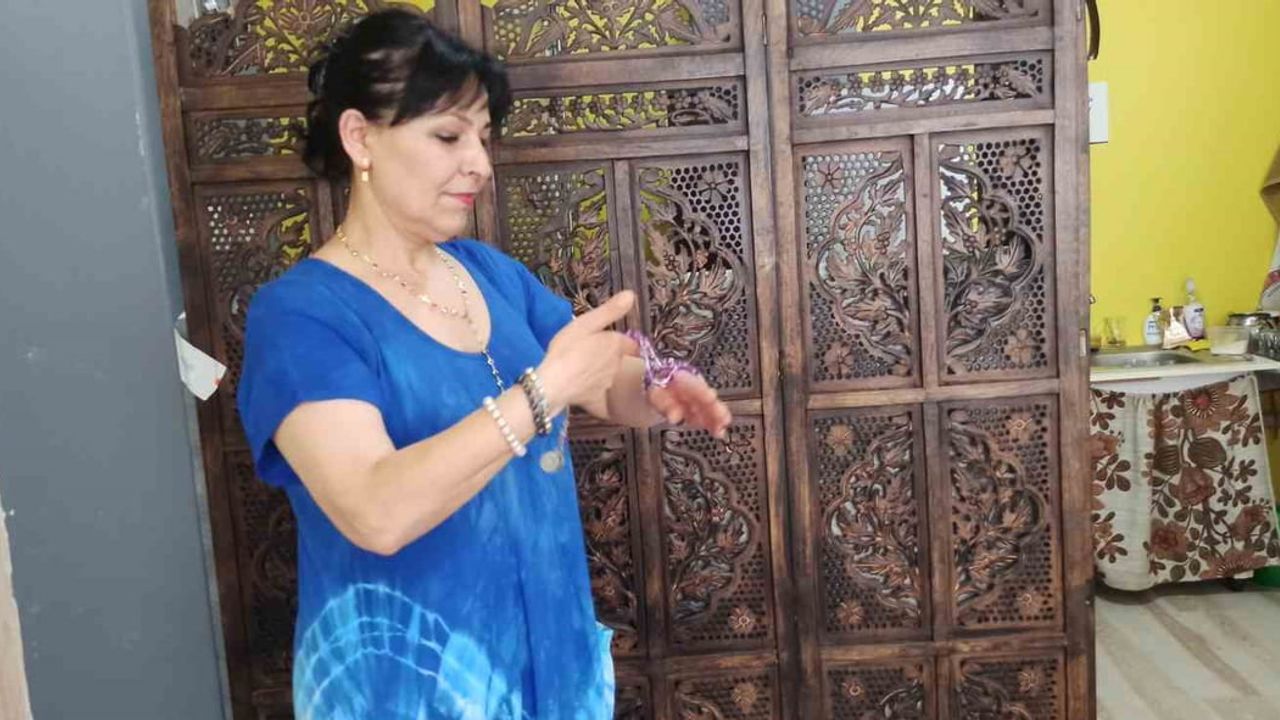 Annesinden öğrendiği yapay çiçek sanatını Devrekli kadınlara öğreten Feride Engin