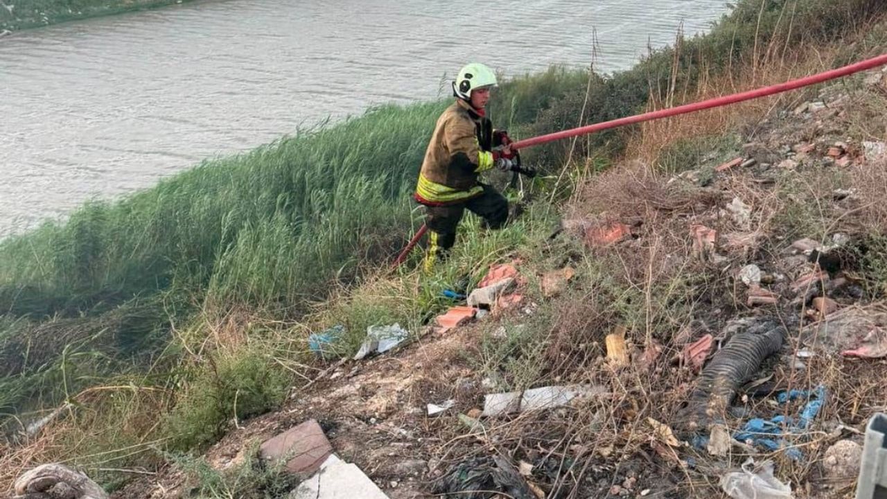Antakya'da Asi Nehri kenarında sazlık yangını kontrol altına alındı