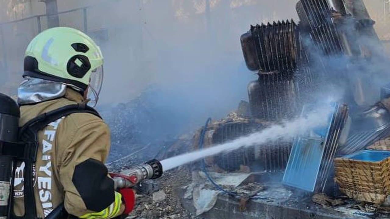 Antakya'da inşaat malzemeleri alanında çıkan yangın kontrol altına alındı