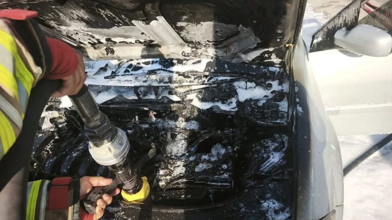 Antakya'da motoru alev alan otomobil itfaiye tarafından söndürüldü