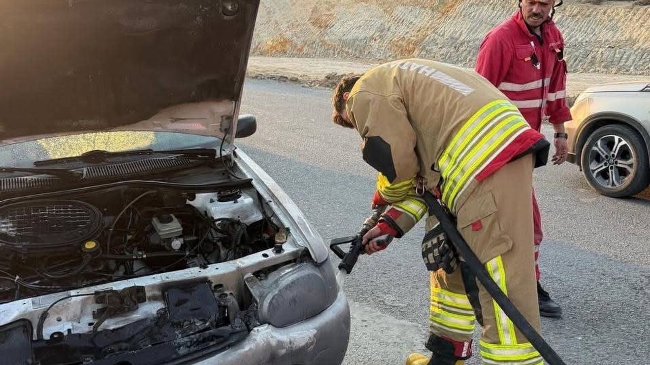 Antakya'da otomobilin motoru alev aldı, yangın söndürüldü