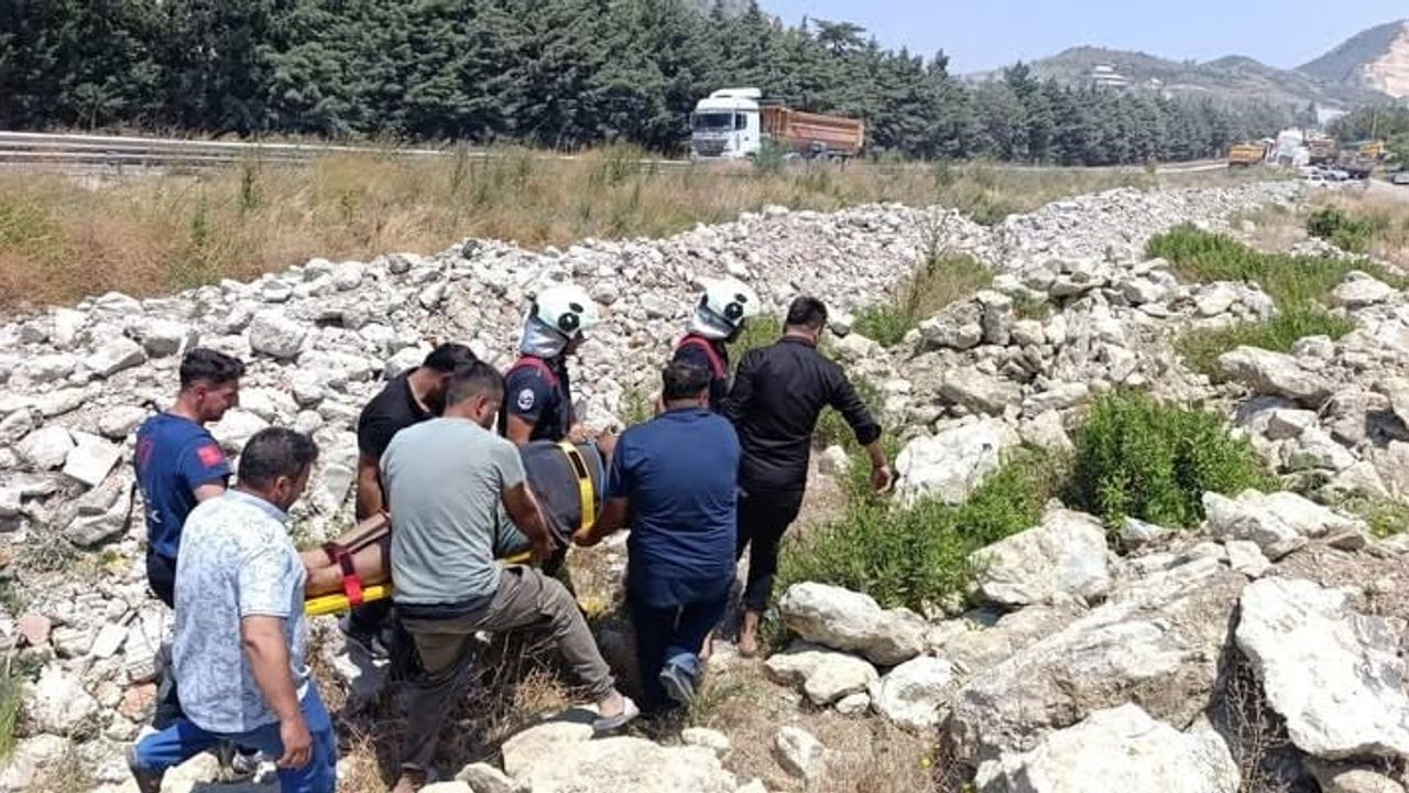 Antakya’da şarampole devrilen hafriyat kamyonu sürücüsü yaralandı