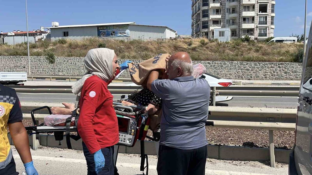 Antakya'da zincirleme kazada ambulanstaki hasta battaniyle güneşten korundu