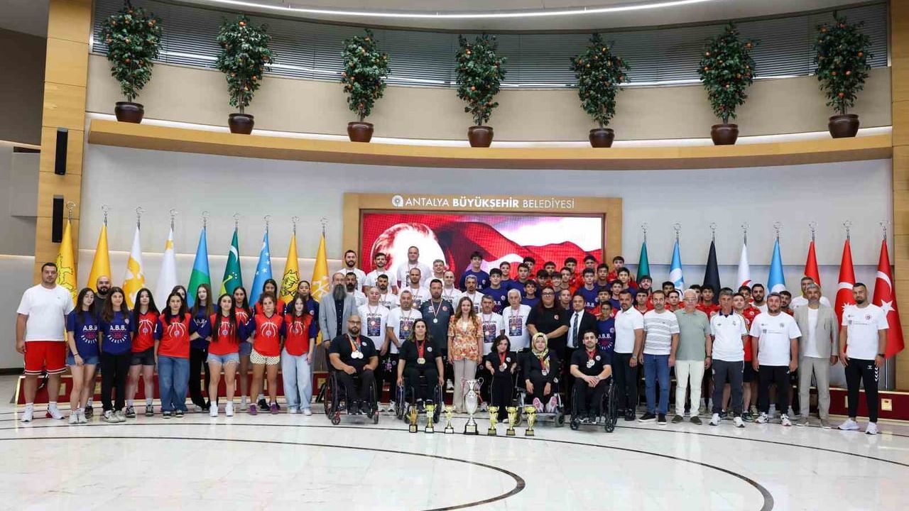 Antalya Büyükşehir Belediyesi 14 farklı branşta spora destek verdi, 2025-2026 şampiyonlarını ağırladı